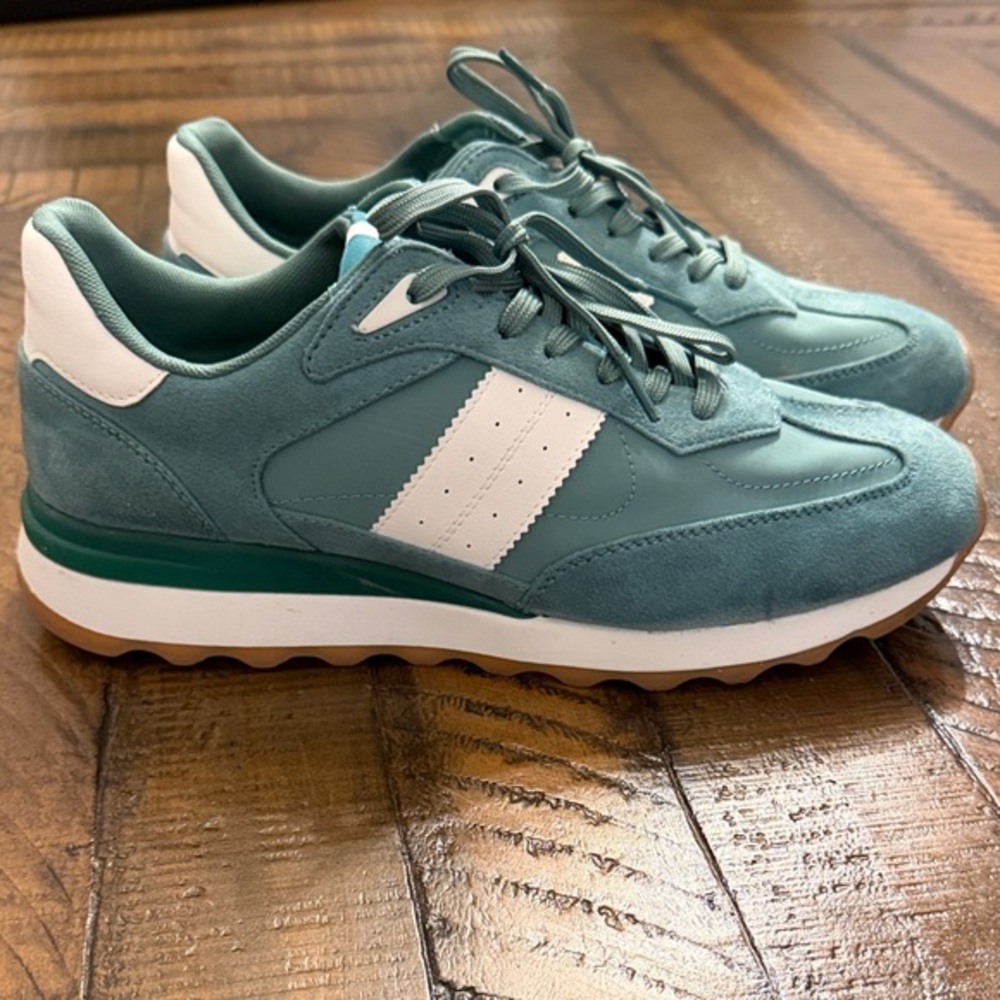 STEVE MADDEN Green and White Sneakers WORN ONCE Size 10